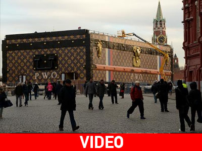 Γιγαντιαίο μπαούλο της Louis Vuitton στην Κόκκινη Πλατεία Γιγαντιαίο μπαούλο της Louis Vuitton στην Κόκκινη Πλατεία